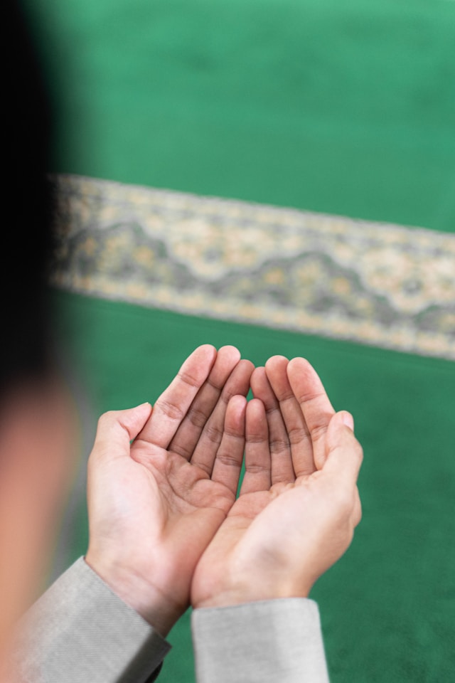 What is the ruling on raising hands in dua after salah?